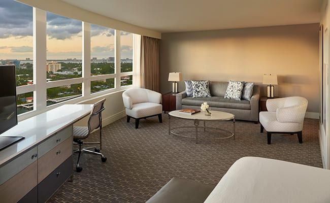 Fontainbleau - Bay View Junior Suite Living area